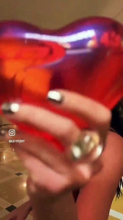 Katy Perry'den hayranlarına pizza