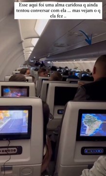 VÍDEO: Passageira é contida por outras pessoas após gritar sobre possível queda de avião