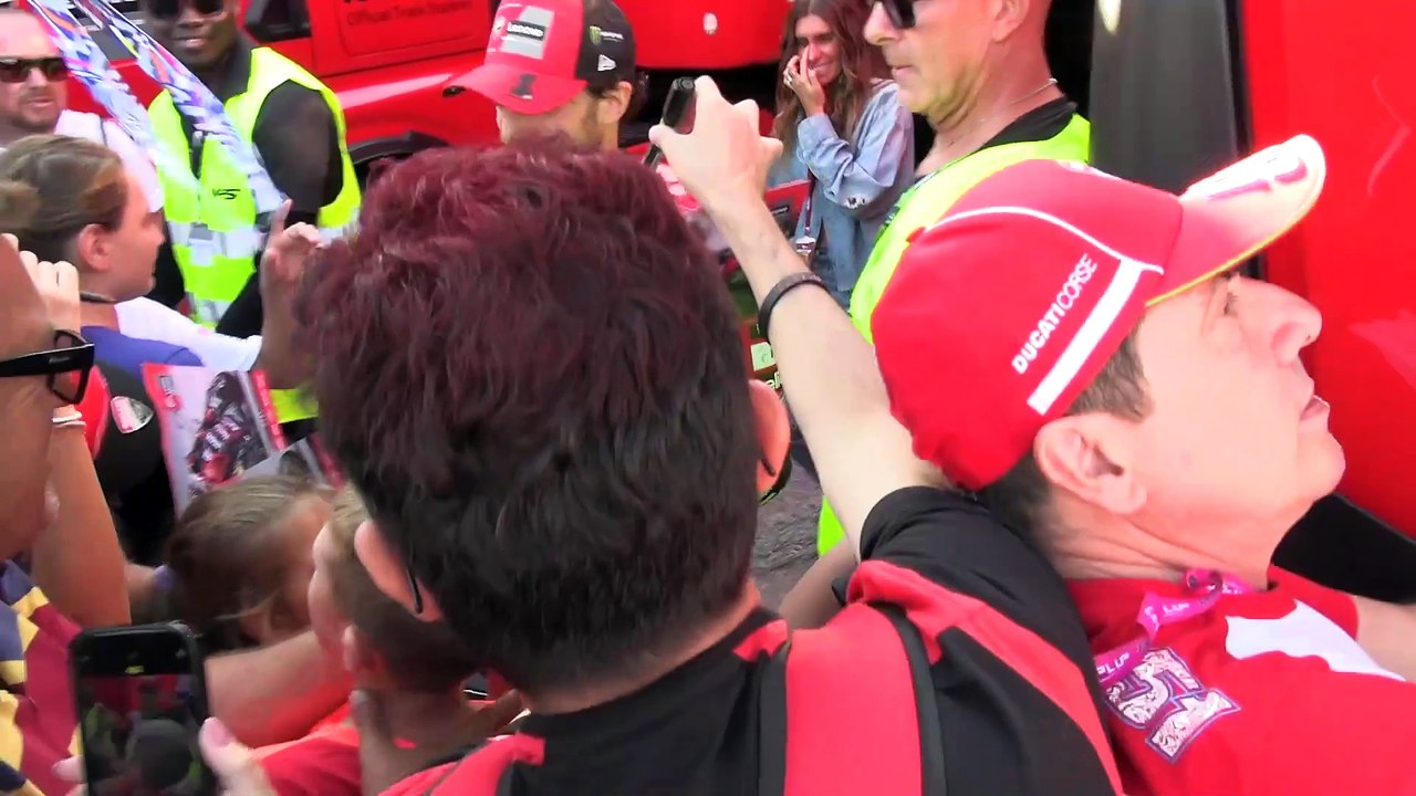 MotoGp, la vittoria nella sprint race di Bagnaia vissuta con Guido Meda dalla cabina di commento