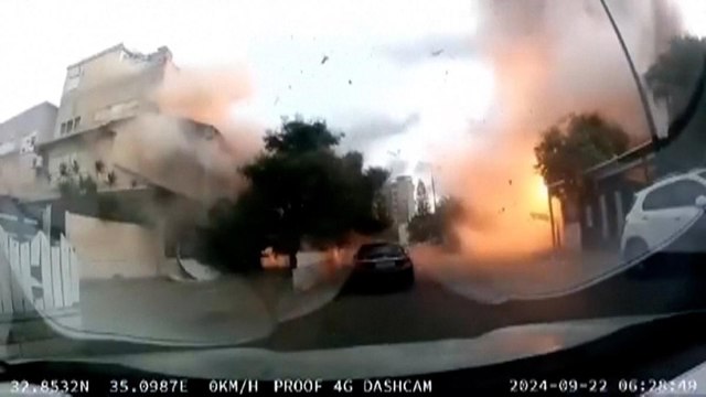 Il momento in cui un razzo di Hezbollah colpisce un villaggio in Israele