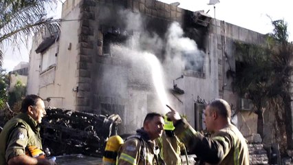 آثار قصف صاروخي في كريات بياليك في شمال إسرائيل