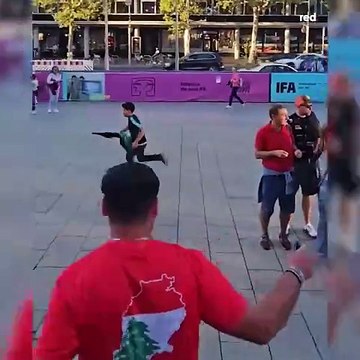 Alman polisi Filistin bayrağı taşıyan çocuğu kovalayıp gözaltına aldı