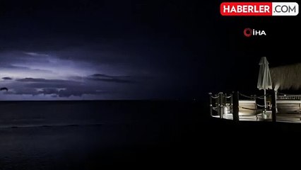 Antalya'da Gök Gürültülü Yağış ve Şimşek Şov