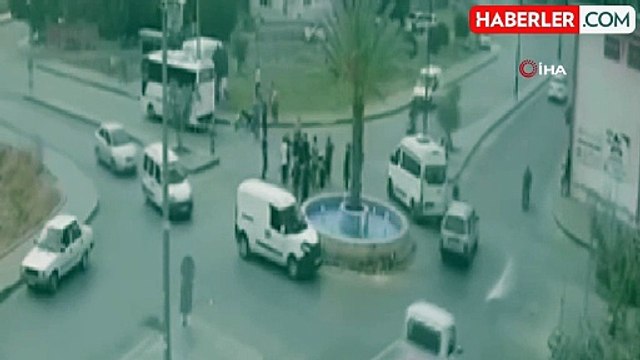 Motosikletin Minibüse Çarpma Anı Güvenlik Kamerasında