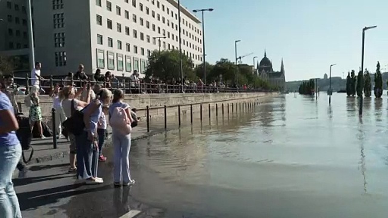Budapest: Donau-Hochwasser lockt viele Schaulustige an