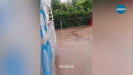 Diyarbakır’da yollar göle döndü, evleri su bastı