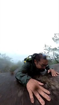 Sa caméra filme sa chute de plusieurs mètres le long d’une falaise en Chine