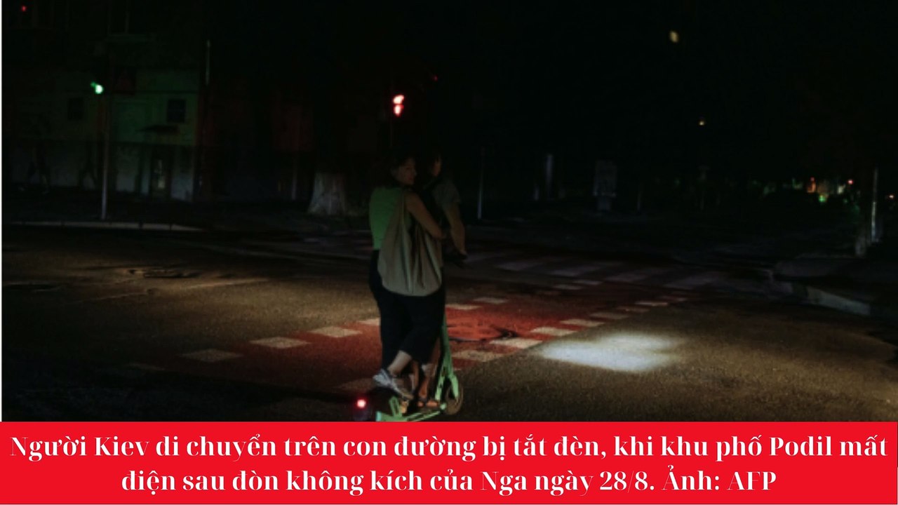 Người Kiev di chuyển trên con đường bị tắt đèn, khi khu phố Podil mất điện sau đòn không kích của Nga ngày 288. Ảnh AFP