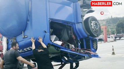 Kocaeli'de Freni Boşalan Tır Denize Düştü