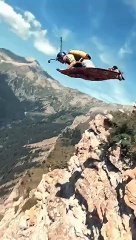 Alladin_Skylab, Salta de montanha em tapete e imita Aladdin, Freddy Montigny