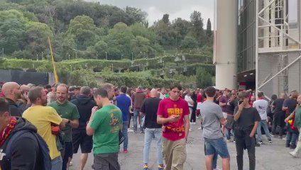 Roma-Udinese, vuota la Curva Sud: protesta fuori dall'Olimpico - Video