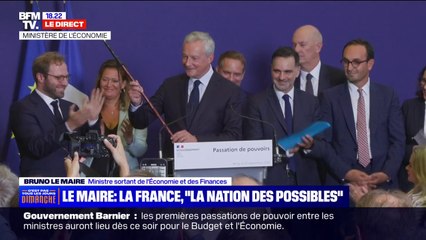 Bruno Le Maire offre un makila basque à Antoine Armand, son successeur au ministère de l'Économie