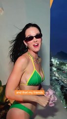 Katy Perry usa biquíni com a bandeira do Brasil e agradece fãs jogando rosas da janela de hotel