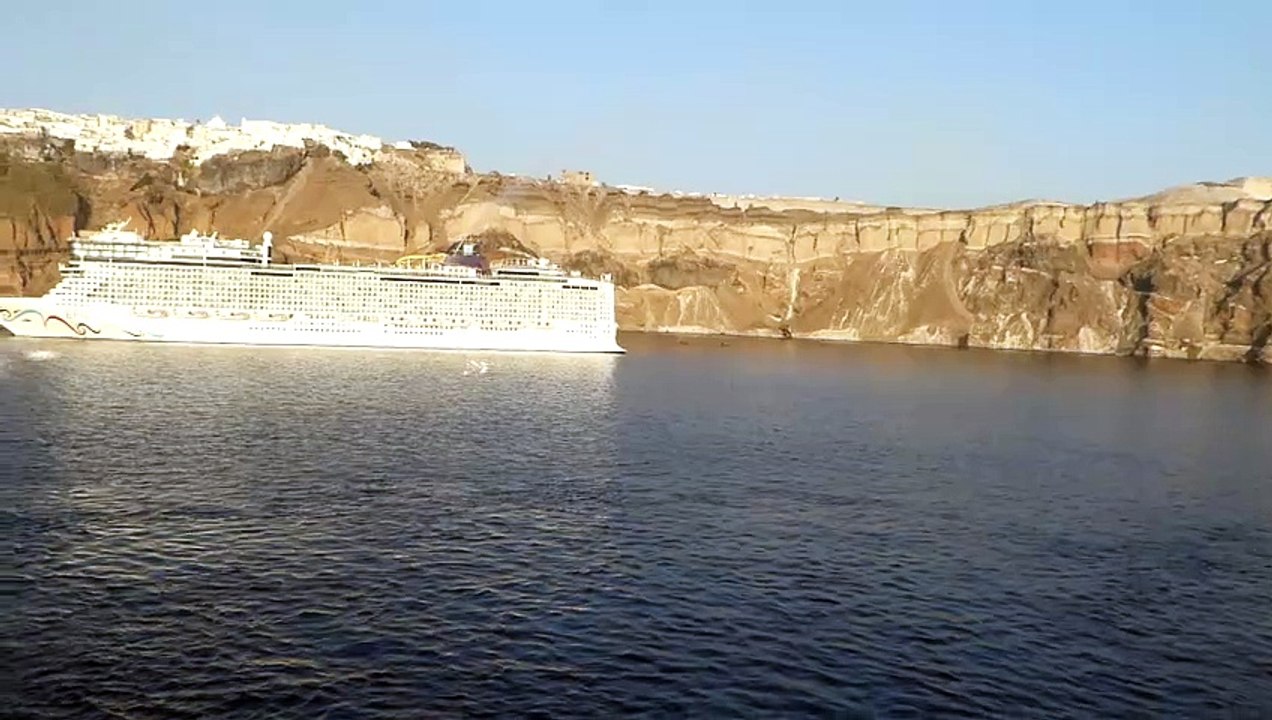 Santorin Départ bateau vues sur Fira et Oia