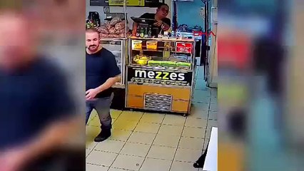 Yere düşen soda şişesi patlayarak kadının başına fırladı o anlar kamerada