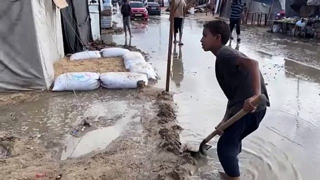 الأمطار تفاقم معاناة النازحين في قطاع غزة