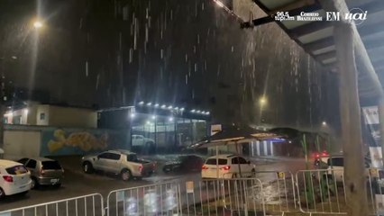 Video herunterladen: Contagem registra pancada de chuva na noite de domingo (22)