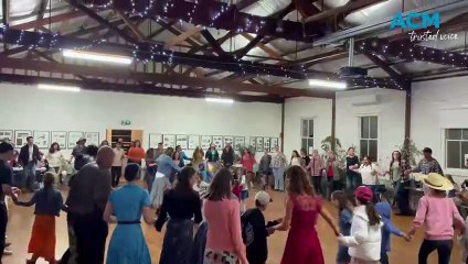 Kentucky bush dance draws huge crowd