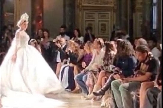 ¡Vestida de Novia! Emma Coronel, esposa de Chapo Guzmán, modelando en las pasarelas de Milán