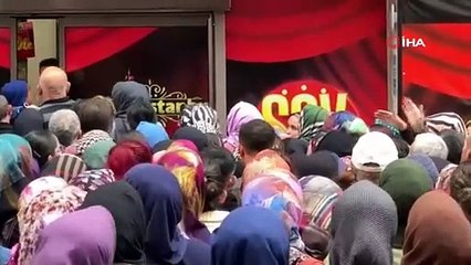 ''Bugün ne alırsan al, her şey 100 TL'' dedi, izdiham yaşandı
