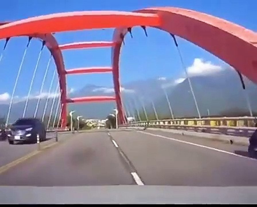 Venez vivre l'expérience incroyable d'un tremblement de terre capturé en direct depuis une voiture sur un majestueux pont suspendu ! Ne manquez pas cette occasion unique de ressentir la puissance de la nature comme jamais aupara