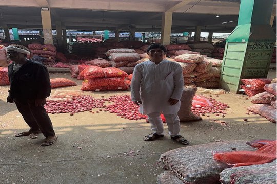 Muhana Mandi : प्याज हो रहा महंगा, दाम बढ़ने से थाली से गायब होने लगा प्याज