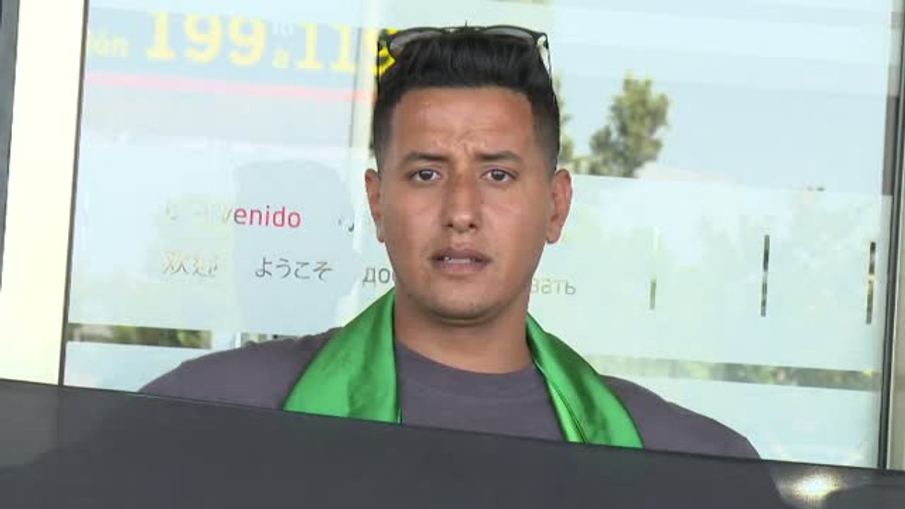 Treinta activistas saharauis retenidos en Barajas inician una huelga de hambre