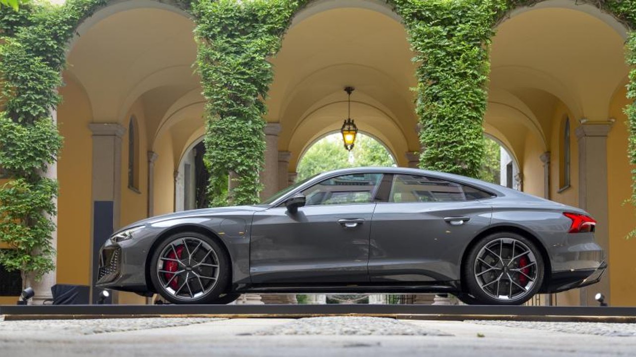 La Audi Rs e-tron Gt Performance elettrizza la Milano Fashion Week