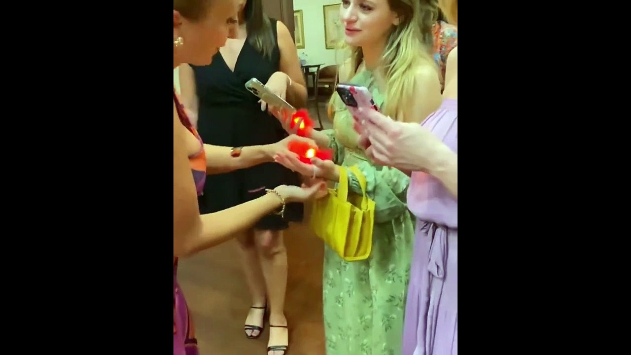 ABD'li oyuncu Joey King ablasının kına gecesinde 'Erik dalı' şov