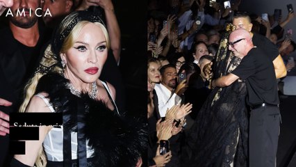 Madonna taglia la torta sulle note di "Funiculì funicolà". Con Roberto Bolle