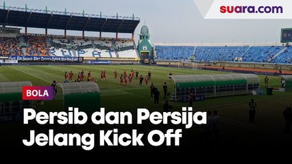Pemain Persib dan Persija Pemanasan Jelang Kick Off di Stadion Si Jalak Harupat