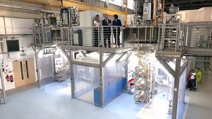 PM and Reeves meet apprentices at quantum research centre