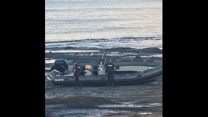 La Policía Nacional investiga una enorme neumática que apareció esta mañana en El Confital