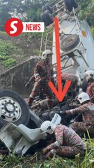 Video herunterladen: Elderly man killed after pinned under cement tanker in Lahad Datu