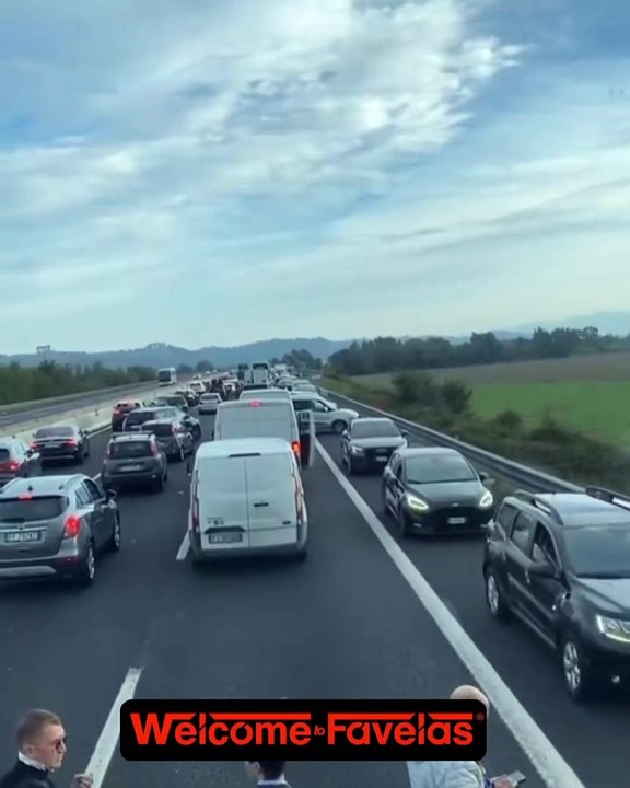 Caos in A1, traffico in tilt e auto che percorrono l'autostrada contromano