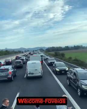 Caos in A1, traffico in tilt e auto che percorrono l'autostrada contromano