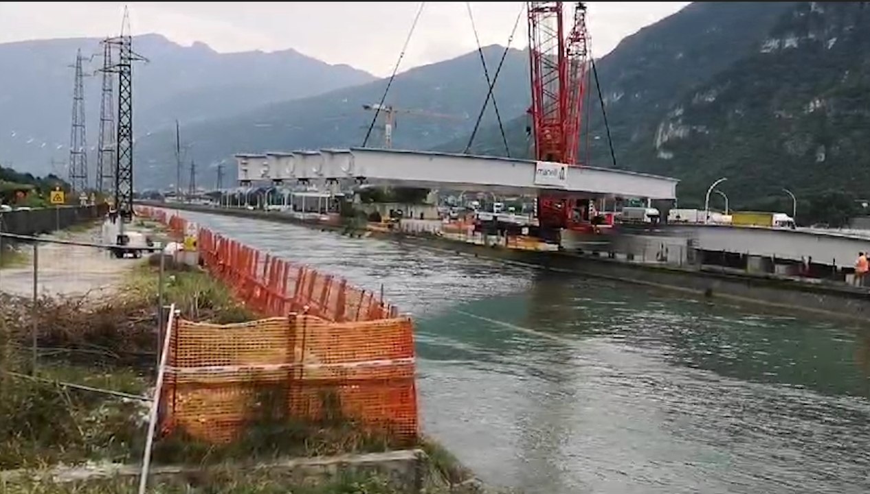 Nuovo casello di Ala/Avio: in un minuto la posa del nuovo ponte sul canale