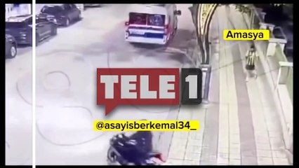 Ters şeride giren otomobil kaldırımdaki çocuğa çarptı!