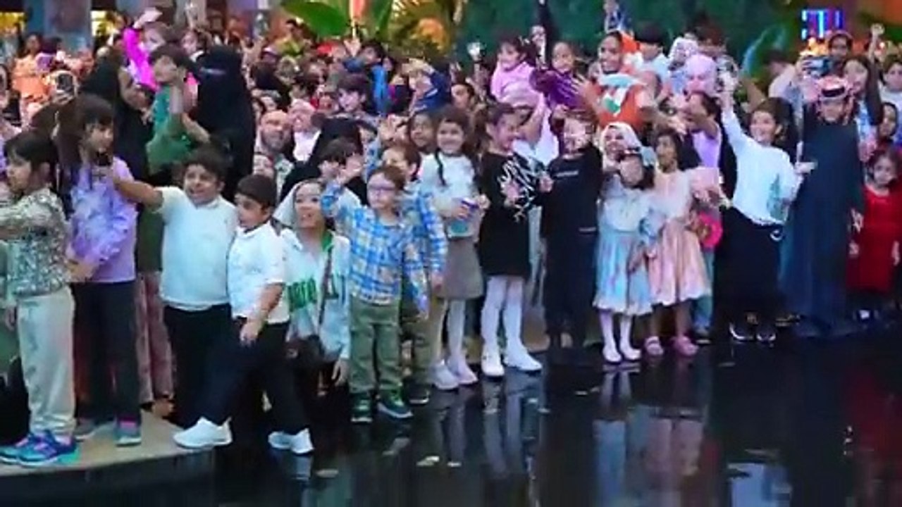 Diana_and_Roma_at_Shop_Qatar,_Meet___Greet(360p)