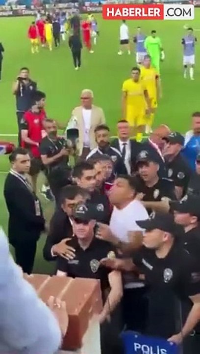 Trabzonspor maçında taraftarla birbirine giren Burak Yılmaz'a şok ceza