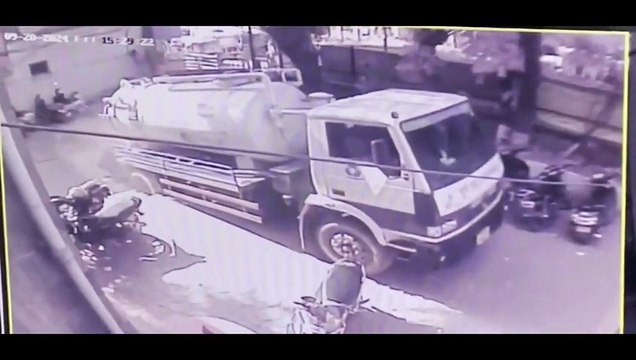 Un trou béant englouti un camion