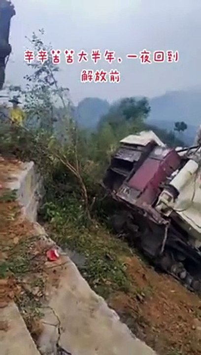 Tirer un énorme engin de chantier avec un petit cable... risqué