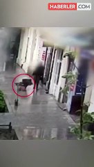 Kaldırımda yürüyen kadının üstüne köpek düştü! Genç kadın ağır yaralandı