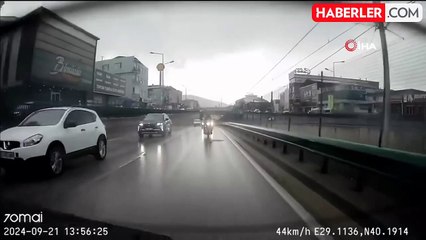 Bursa'da Motosiklet Sürücüsü Yağışlı Yolda Düşerek Kaza Geçirdi