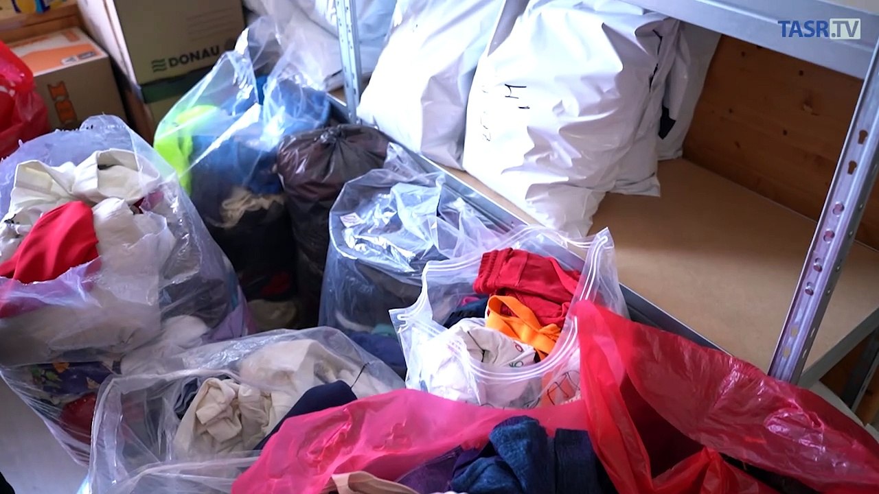Jednorodičov na pokraji chudoby opäť pribudlo, na pomoc vzniká Odevná banka