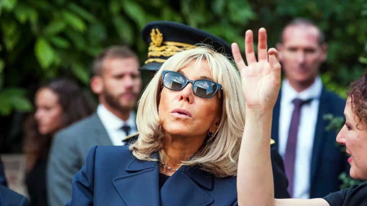 Brigitte Macron porte une veste ultra-tendance