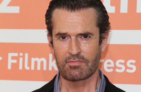 Rupert Everett non si guarda più allo specchio