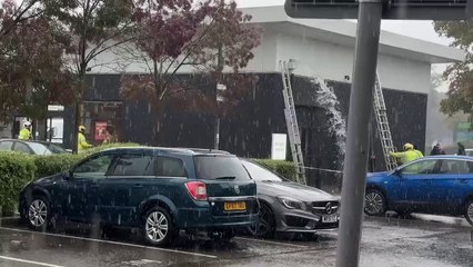 Descargar video: Water seen gushing from roof of Starbucks in Kingsthorpe