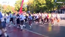 Oktoberfest, centinaia di persone corrono per accaparrarsi i posti migliori