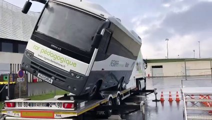 Le car-tonneau simule un accident de car scolaire.